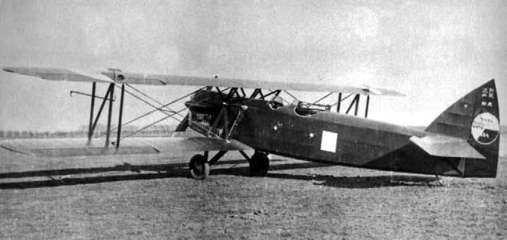 Cvičný letoun Aero A.125 z výzbroje Leteckého pluku 4 na kbelském letišti před hangárem typu Pícha.