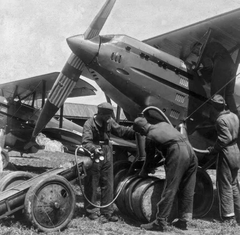 Prototyp bombardovacího letounu Aero A.42 při průletu nad kbelským letištěm. Doplňování pohonných hmot do stíhacího letounu Avia B.534 (tzv. 1.