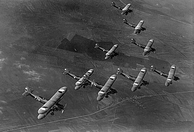 Skupina bombardovacích letounů Aero A.100 od 6. letky Leteckého pluku 6 během letu.