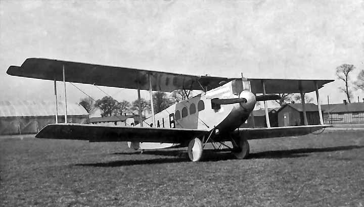 1918 1938 Letoun Aero A.14.1 s poznávací značkou L-BARA před hangárem Wagner číslo 1 před ověřovacím letem na trati Praha Bratislava 1. března 1923.