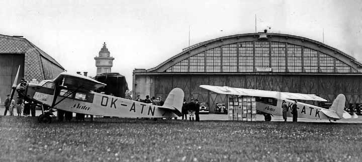 1918 1938 Dva dopravní letouny Aero A.35 společnosti Baťa na kbelském letišti. Vlevo stojí Aero A.35.9 s poznávací značkou OK-ATN, vpravo Aero A.35.8 s poznávací značkou OK-ATK.