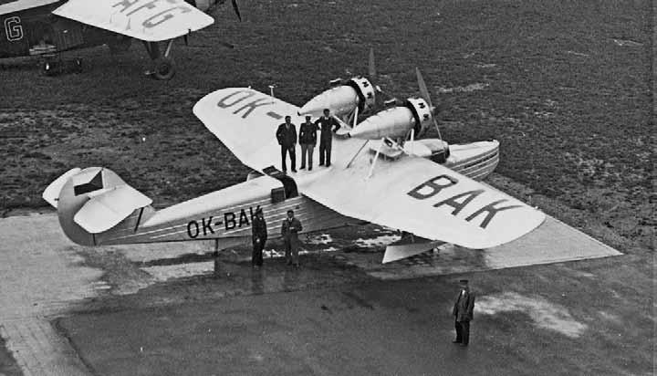 Obojživelný letoun Saunders Roe A.19 Cloud s výrobním číslem 5 a poznávací značkou OK-BAK před kbelskými hangáry.