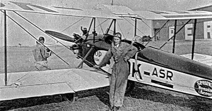 1918 1938 Aero A.34 Kos s výrobním číslem 6 a poznávací značkou OK-ASR z Ústřední letecké školy před hangáry firmy Aero na kbelském letišti.