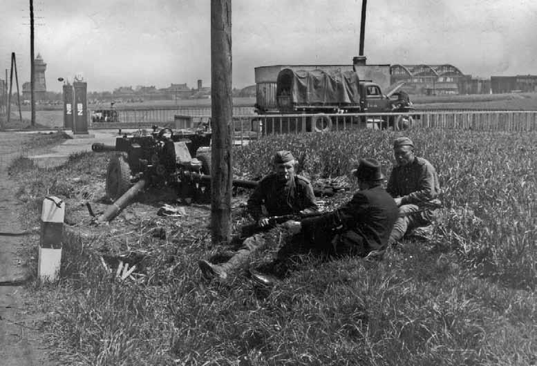 1938 1945 Snímek kbelského letiště z května 1945.