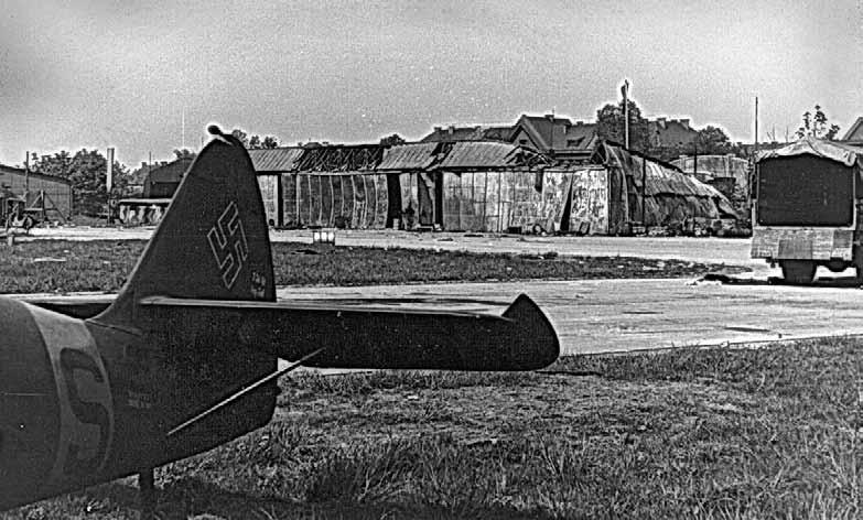 Jako předzvěst dalších organizačních změn nastoupili 5. června 1945 na kbelské letiště povolaní záložníci. Velitelství letiště Kbely bylo k 18.