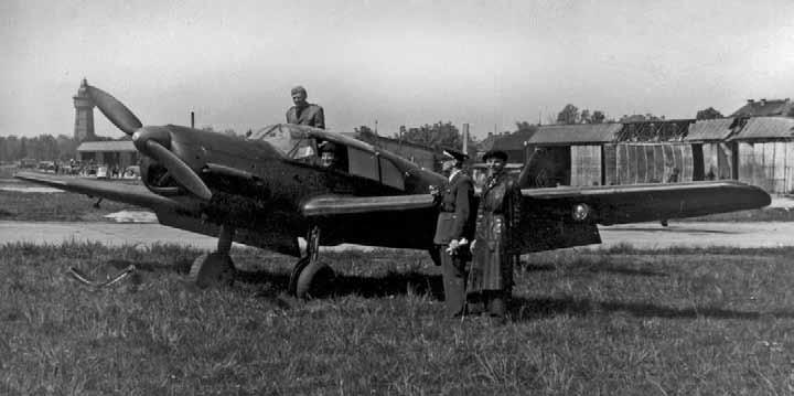 1938 1945 Jiný pohled na letoun Messerschmitt Me 108 Taifun. V pozadí je mimo jiné vidět i kbelský maják (vlevo).