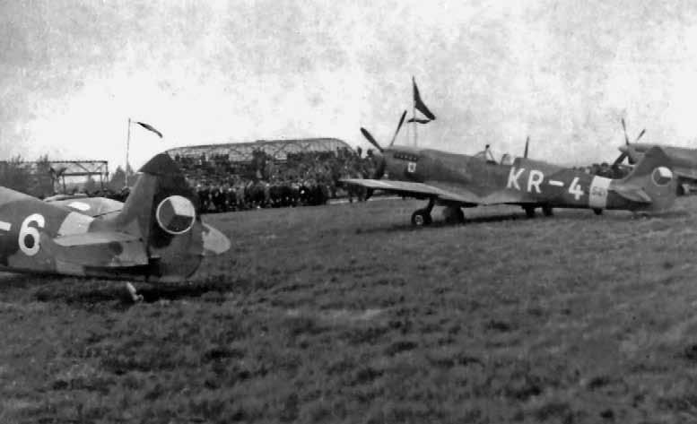 Stíhací letoun Spitfire Mk.IXE s/n TE521 se znaky příslušnosti KR-4 z výzbroje 1. letky Leteckého pluku 10 na leteckém dni v Pardubicích v roce 1946.