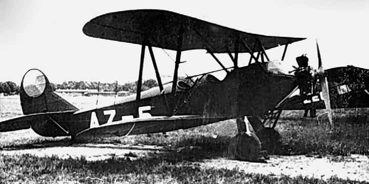 Kurýrní letoun Polikarpov Po-2 se znaky příslušnosti AZ-5 z výzbroje