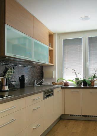 NÁROČNÁ A STYLOVÁ 2300 51 Kuchyně, která skvěle zapadne do moderně pojatého interiéru panelového bytu.