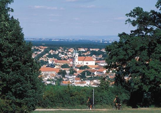 You will travel through forests, across meadows, past ponds, and come across Baroque monuments, such as a triumphal arch, sculptures, a colonnade, a shrine and even a minaret.