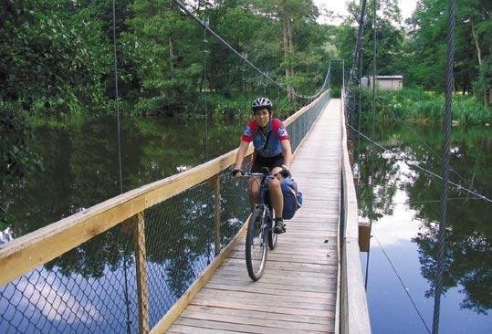 Der Nationalpark ist zugänglich durch ein Netz markierter Wander- und Radwege, und es befinden sich auch Reitwege im Aufbau.