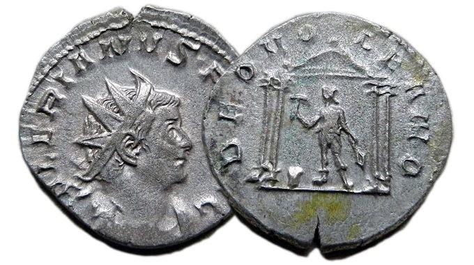DEO MARTI (Bohu Marsovi) - Tento revers na Gallienových a Salonininých mincích zobrazuje chrám boha války Marse, který dal postavit Gallienův otec Valerian. Více viz MARS VICTOR.