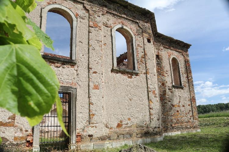 Běžný návštěvník by si ji ani nevšiml tím, že je tolik zarostlá, z původní budovy se dochovaly velké zbytky kamenných zdí.