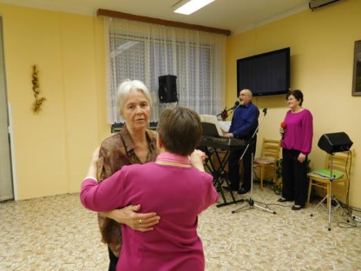 přednášek, besed, kulturních akcí a dalších společenských iniciativ,