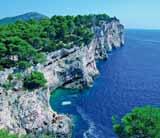 den: fakultativně celodenní výlet lodí do NP Kornati nejpočetnějšího souostroví ve Středozemí smnoha ostrovy, ostrůvky aútesy, členitým pobřežím se srázy dosahujícími až stometrové výše.