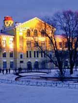 Výlet do bývalého carského sídla Puškino (Carskoje Selo), jemuž dominuje Kateřinský palác sjantarovou komnatou. Odpoledne možnost plavby po něvských kanálech či návštěva námořního muzea na Auroře. 4.