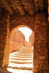 den: odjezd do Setifu, staré berberské osady svelkým množstvím nalezených antických náhrobků, oběd, pokračování na prohlídku nejkrásnějšího římského města Djémila (UNESCO) ve výšce 900m vkabylských
