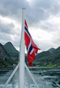 Romsdalu, plavba trajektem Linde Eidsdal a dobrodružná Cesta orlů do Geirangerfjordu, výjezd do drsné horské krajiny na úpatí hory Dalsniba aza příznivého počasí výjezd na její vrchol snádhernou