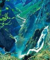 Jízda údolím řeky Rauma mezi vodopády ahorskými štíty kúpatí nejvyšší kolmé stěny Evropy.