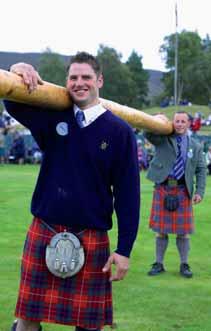 Cesta bude pokračovat kolem okouzlujícího jezera Loch Lomond do pohádkové vesničky Luss.