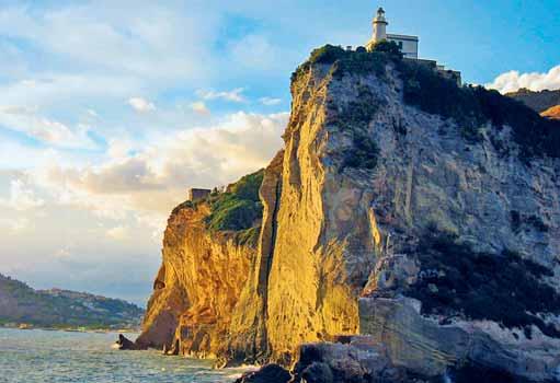 Aragonský hrad nebo mostu Ponte di Ischia, individuální volno. Večeře, nocleh. 3. den: snídaně, individuální volno, možnost návštěvy botanické zahrady La Mortella nebo některého ztermálních parků.