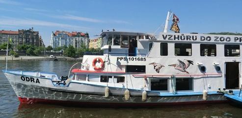 23) Motorová loď využívaná k okružním vyhlídkovým plavbám Prahou.