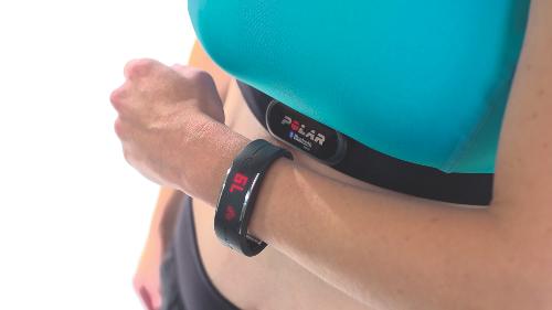 Trénink se snímačem srdeční frekvence nemůžete zahájit, když sporttester Polar Loop 2 synchronizuje data s mobilní aplikací Polar Flow.