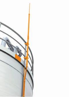 26) Izolovaně instalované jímací stožáry chrání elektrické a kovové střešní nástavby s přihlédnutím k vypočtené oddělovací vzdálenosti (s) dle ČSN EN 62305-3 (IEC 62305-3).