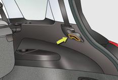 řadou sedadel (se sklopenými nebo vyjmutými přídavnými sedadly): naviňte nebo vyjměte navíjecí kryt, odklopte kryty horních