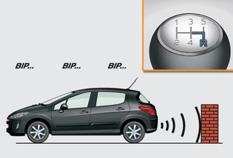 Zvuková signalizace O vzdálenosti překážky informuje přerušovaný zvukový signál, který se ozývá tím častěji, čím blíže je vozidlo překážce.
