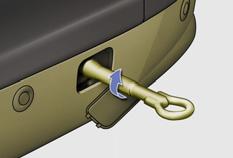 Přístup: otevřete zavazadlový prostor, otevřete přístupový kryt v levém bočním obložení, vycvakněte klíč pro demontáž kol z držáku, vyjměte ze stejného držáku oko pro vlečení.