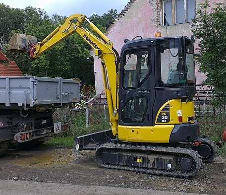 Pásový minibagr KOMATSU PC 30 MR-3 s prodlouženým výložníkem a zkrácenou zádí vhodné pro práci v zastavěném území, gumovými pásy, ofsetem, rychloupínačem,