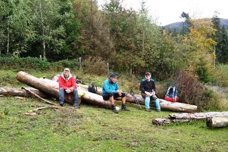 Je tu rozcestník, z něhož vyčteme, že do Hrádku to máme 4 km a musíme po zelené značce.