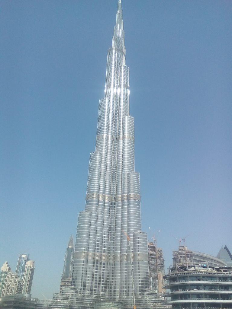 2017 Zprávy z bojišť V neděli před závody si část atletů udělala výlet na slavnou věž Burj Khalifa u Dubai Mall a odsud do Dubai Marina, podívat se na slavný hotel ve tvaru plachetnice, Hotel Al Arab.