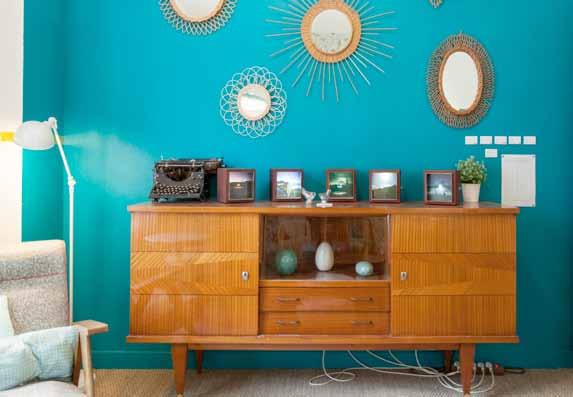 Tipy designérky pro správnou barevnost v interiéru: Výrazná barva stěny může být také dominantou.