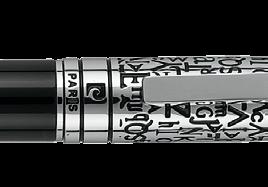 Výrazná kombinace černého těla a stříbrného krytu s osobitým tmavým rytím latinky do povrchu. Kuličkové pero obsahuje kvalitní modrou náplň a náhradní černou náplň.