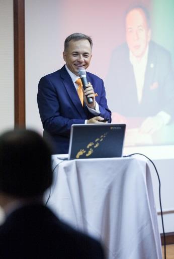 Konference byla oficiálně zahájena generálním ředitelem a zakladatelem společnosti, Ivanem Špirakusem. Ten shrnul úspěchy celé sítě INSIA, kterých v průběhu roku dosáhla.