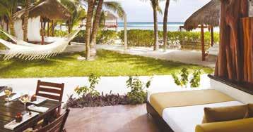 Hosté Palafitos nadvodních bungalovů mají privátní pláž, restauraci, lázně, vlastní recepci a prémiové služby.