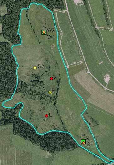Obr. 3: Umístění akustických záznamníků na lokalitě v roce 2012 (zelené čtverce: 21.-23.4. [K,P], červená kolečka: 28.-30.5. [S1,U,V,W1], žluté křížky: 5.-7.7. [N,R,S2,W2]).