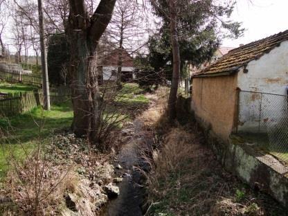 širokému zasaţení. Na konci tohoto prostoru dochází k soutoku s druhou pravostrannou větví potoka.