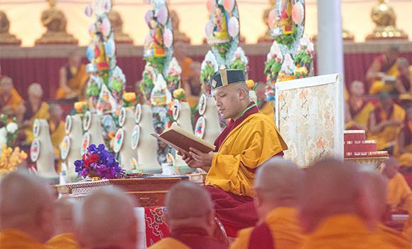 staré tradice z Tibetu, bylo shromáždit praktikující ze vzdálených koutů země k modlitbě za dlouhý život učitelů Dhármy, za vzkvétání tohoto posvátného učení a za všeobecné štěstí vůbec.