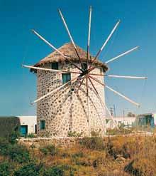 KYTHIRA AGIA PELAGIA Agia Pelagia je malé půvabné letovisko na severovýchodním pobřeží Kythiry, které vzniklo na místě malé rybářské osady, cca 26 km od hlavního města Chora.