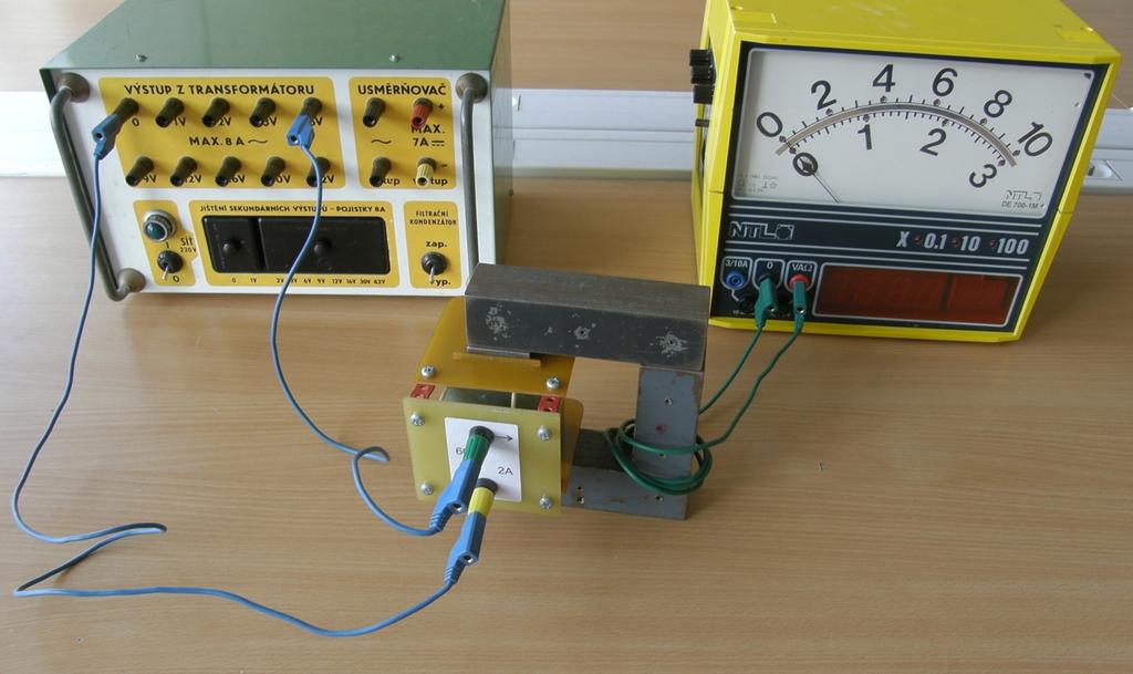 Indukované napětí Cílem experimentu je odvodit vztah pro transformační poměr transformátoru. Experiment současně ukazuje, že se napětí indukuje v každém sekundárním závitu, každý závit je důležitý.