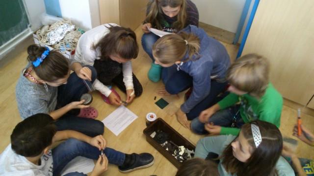 třídě si většina žáků vybrala výrobu kompasu, dva žáci si vybrali složitější magnety a tři žáci text o historii magnetů. Žáci, kteří měli své téma dokončené, si potom mohli vybrat i další.