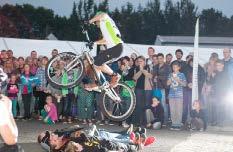 vystupováním. Info: Karikaturista, klauni, in-line show, pole dance - tanec na tyči, biketrial, freestyle show na bruslích aj.