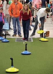 Indoor Curling Ukažte, jak přesnou máte mušku a jak se umíte pekelně soustředit.