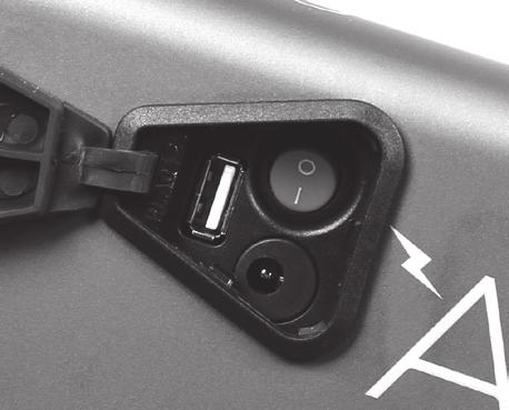 Integrovaná (vnitřní) baterie (Chitto) Zapnutí: zapněte spínač pod gumovou krytkou na levém boku rámu.