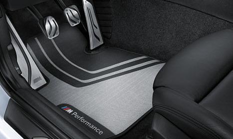 . M Performance koberečky S BMW M Performance logem.