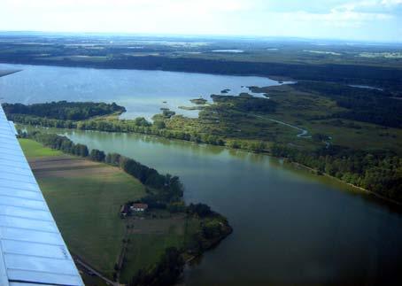 Jezero postupně zarůstá a mění se v bažinu. Umělé vodní nádrže Umělé vodní nádrže jsou na rozdíl od jezer, dílem člověka.mezi umělé vodní nádrže řadíme rybníky a přehrady.