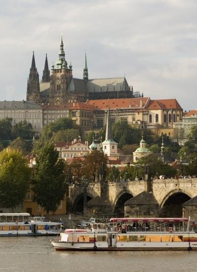 Praha, ČR Kurzový rozdíl se pohybuje mezi 30-43% s 0% transakční provizí Nebo je kurzový rozdíl naopak